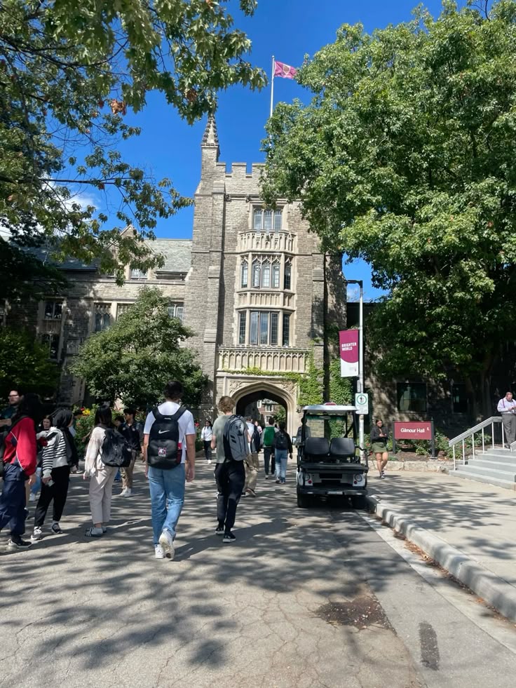 Du học sinh tại campus Canada