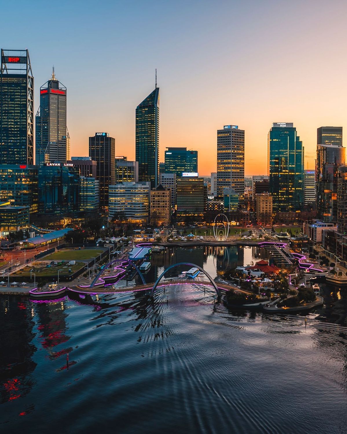 Toàn cảnh thành phố Perth bên sông Swan